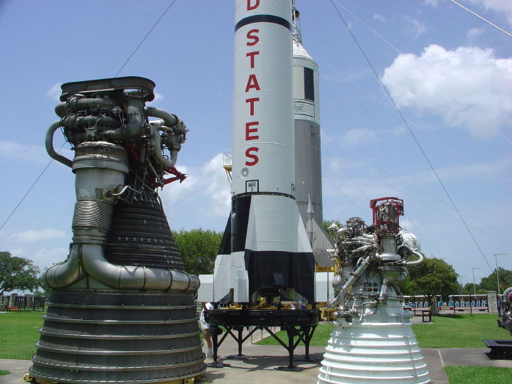 31-080706-usa-houston-bh-024.JPG - Im Vordergrund links eine Saturn V Motor der 1. Stufe
