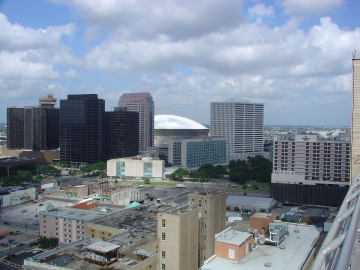 05-080711-usa-new-orleans-miami-bh-018.JPG - Vom Dach unseres Hotels Blick auf den Louisiana Superdome, ein überdachtes Stadion mit 72.000 Sitzplätzen